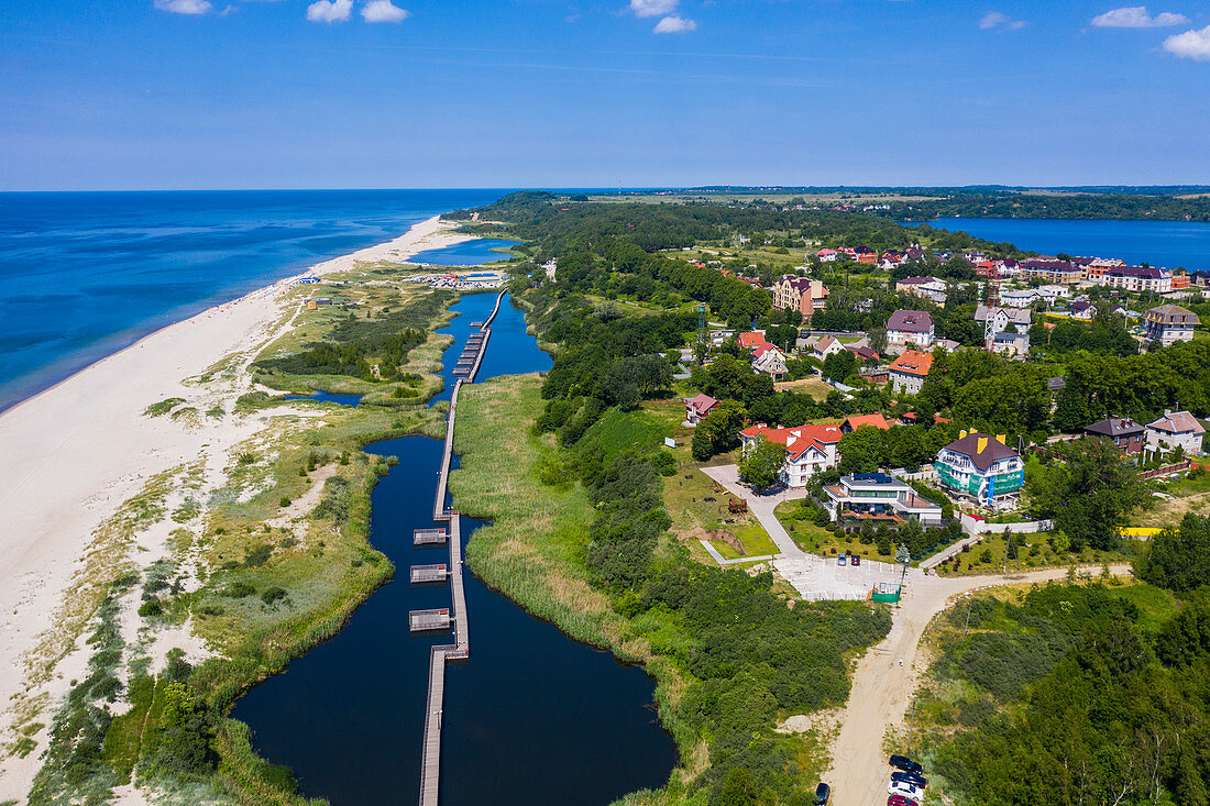 Drohnenaufnahme einer Strandpromenade in einem kleinen See an der Küste von Jantarny, Kaliningrad, Russland, Europa