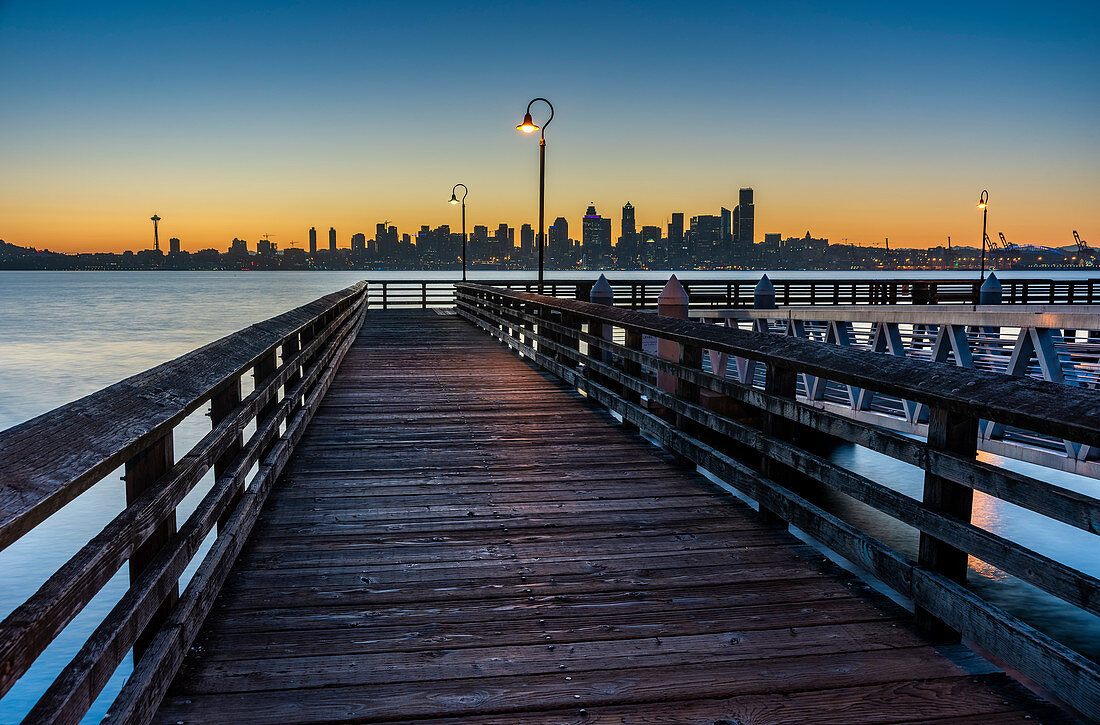 Holzpfeiler und Skyline im Morgengrauen, Alki Beach, Seattle, Bundesstaat Washington, Vereinigte Staaten von Amerika, Nordamerika