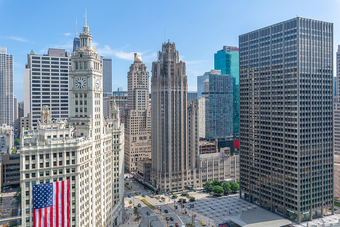 Blick von der Dachterrasse auf das Wrigley-Gebäude, Stadtzentrum Chicago, Illinois, Vereinigte Staaten von Amerika, Nordamerika