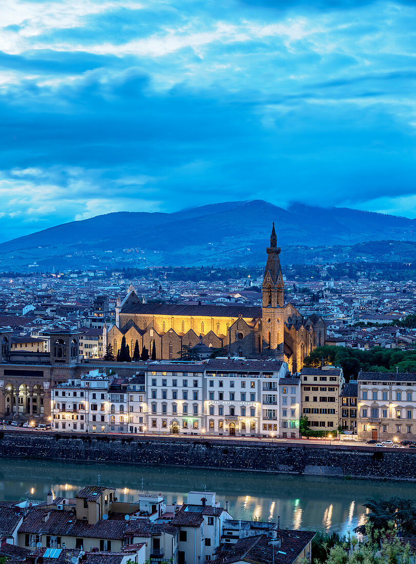 Die Baslika Santa Croce in der Abenddämmerung, erhöhte Ansicht, Florenz, UNESCO-Weltkulturerbe, Toskana, Italien, Europa