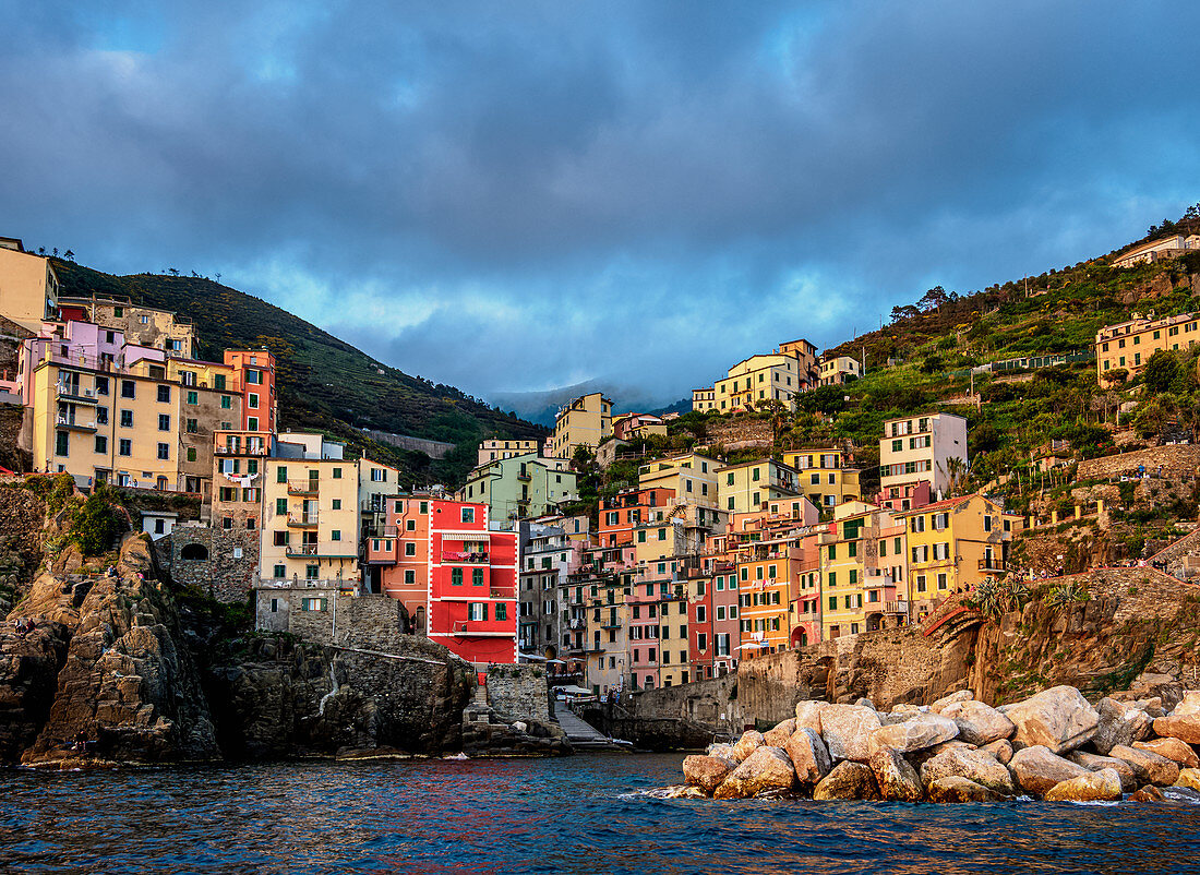 Riomaggiore bei Sonnenuntergang, Cinque Terre, UNESCO-Weltkulturerbe, Ligurien, Italien, Europa