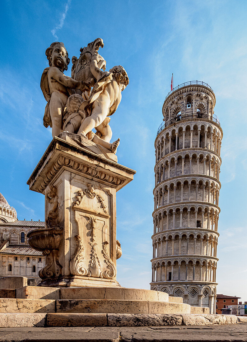 Putti Fountain and Leaning Tower, Piazza dei Miracoli, UNESCO World Heritage Site, Pisa, Tuscany, Italy, Europe