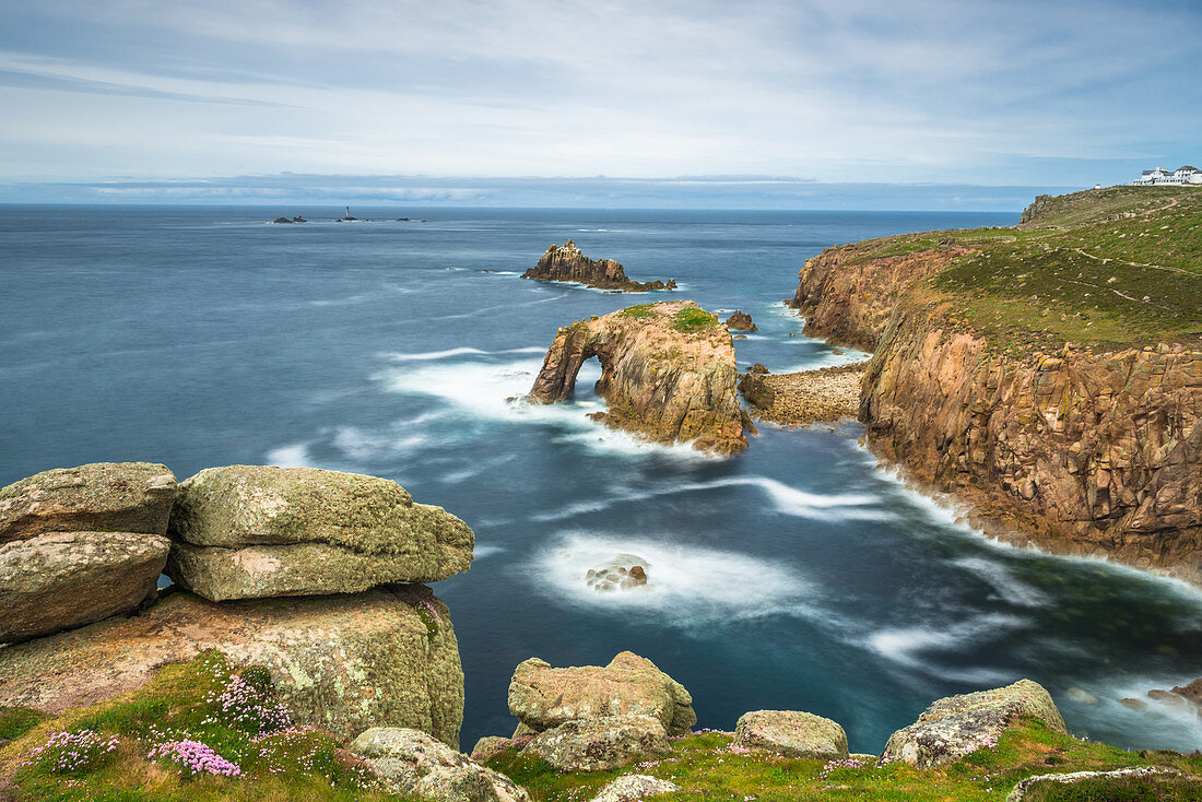 Enys Dodman und die Armed Knight-Felsformationen in Land's End, Cornwall, England, Großbritannien, Europa