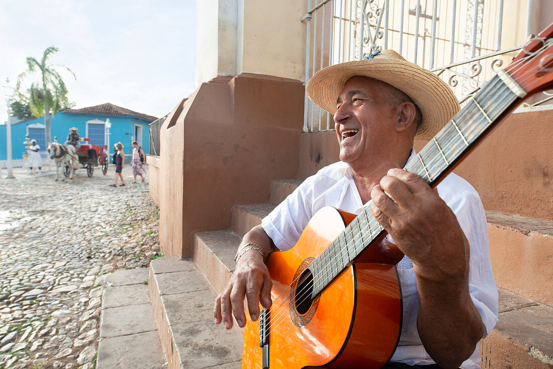 Einheimischer Mann singt und spielt seine Gitarre auf der Plaza Mayor von Trinidad, Kuba, Westindien, Karibik, Mittelamerika