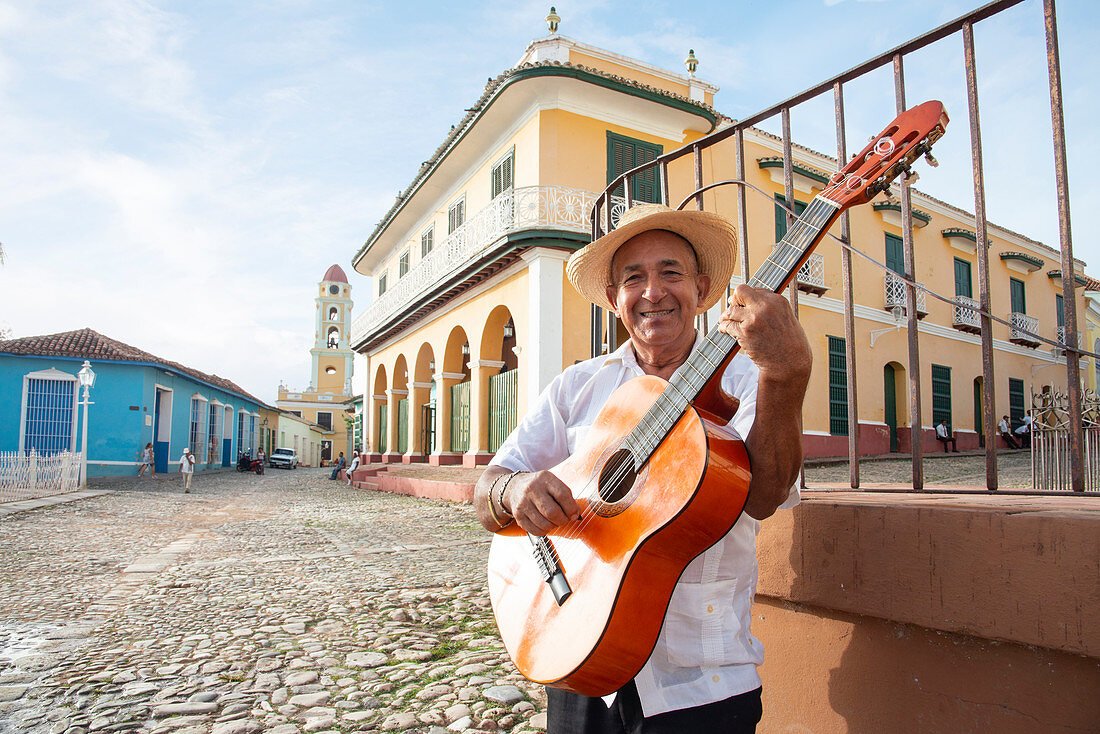 Einheimischer Mann singt und spielt seine Gitarre auf der Plaza Mayor von Trinidad, UNESCO-Weltkulturerbe, Kuba, Westindische Inseln, Karibik, Mittelamerika