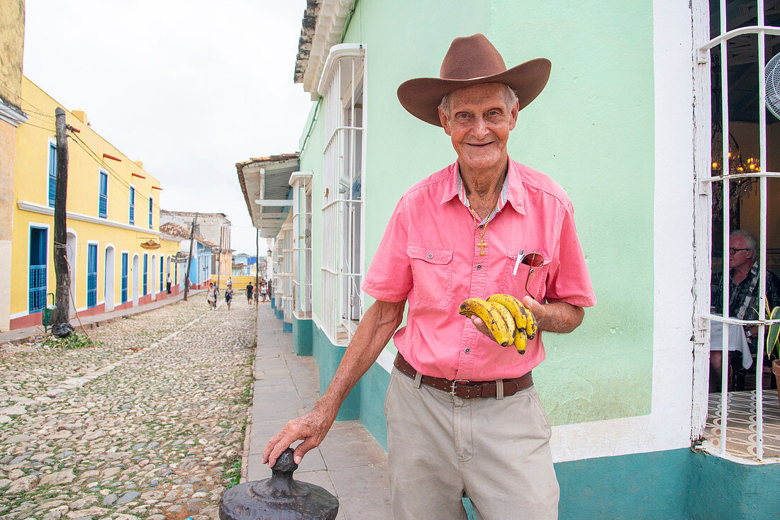 Mann verkauft Bananen an einer Straßenecke in Trinidad, Kuba, Westindien, Karibik, Mittelamerika