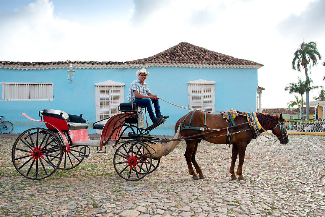 Cowboy wartet mit Pferdewagen in Plaza Mayor, Trinidad, UNESCO-Weltkulturerbe, Kuba, Westindische Inseln, Karibik, Mittelamerika