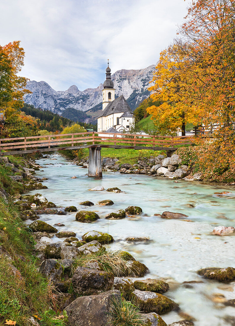 Pfarrkirche Sankt Sebastian in Ramsau im Herbst, Berchtesgaden, Bayern, Deutschland