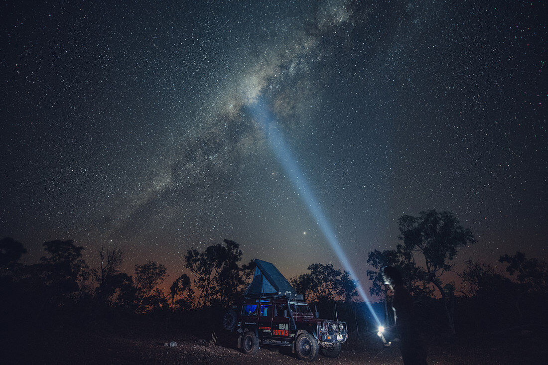 Geländewagen steht im Outback unter Sternenhimmel mit Milchstraße, Darwin, Northern Territory, Australien, Ozeanien