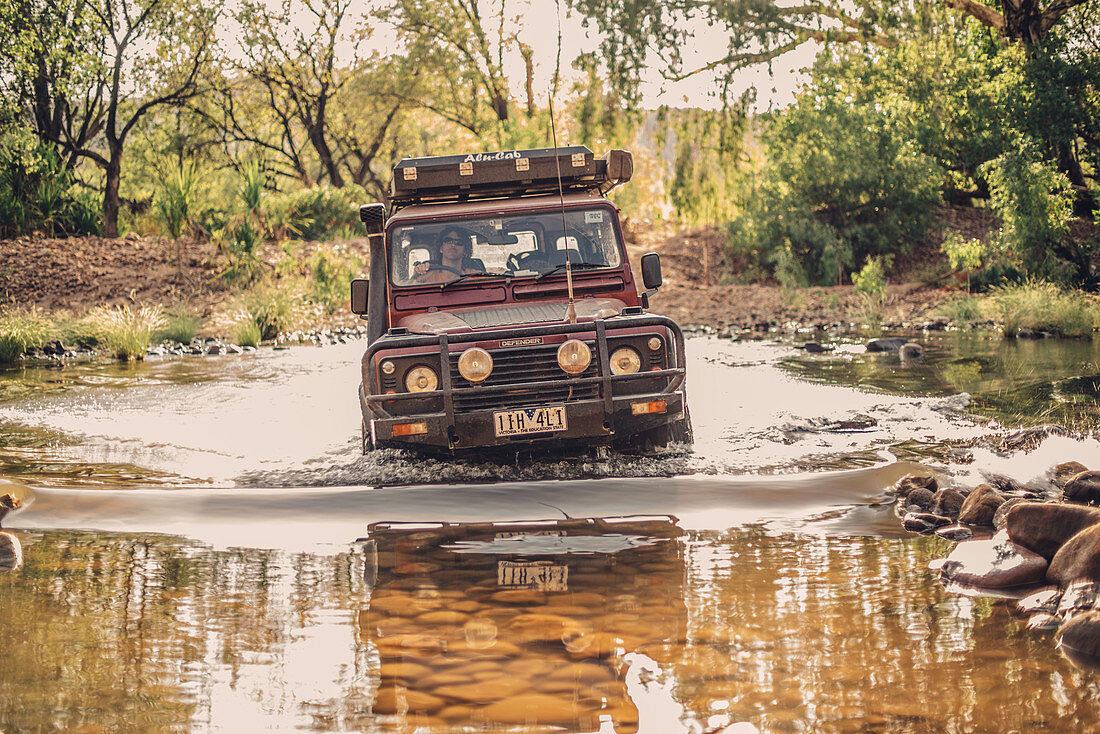 Geländewagen überquert Fluss im El Questro Wilderness Park, Kimberley Region, Westaustralien, Australien, Ozeanien