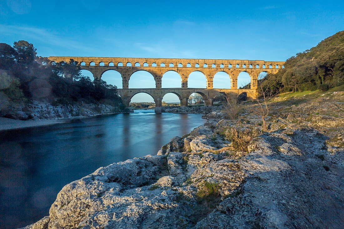 Frankreich, Gard, Pont du Gard, UNESCO Weltkulturerbe, Grand Site de France, römische Aquäduktbrücke über den Gardon bei Remoulin, Länge 274 m, Höhe 49 m
