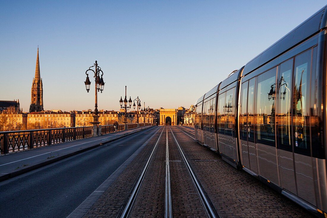 Frankreich, Gironde, Bordeaux, UNESCO Weltkulturerbe Gebiet, Pont de Pierre über die Garonne, im Hintergrund die Saint-Michel-Kirche und das Tor der Bourgogne