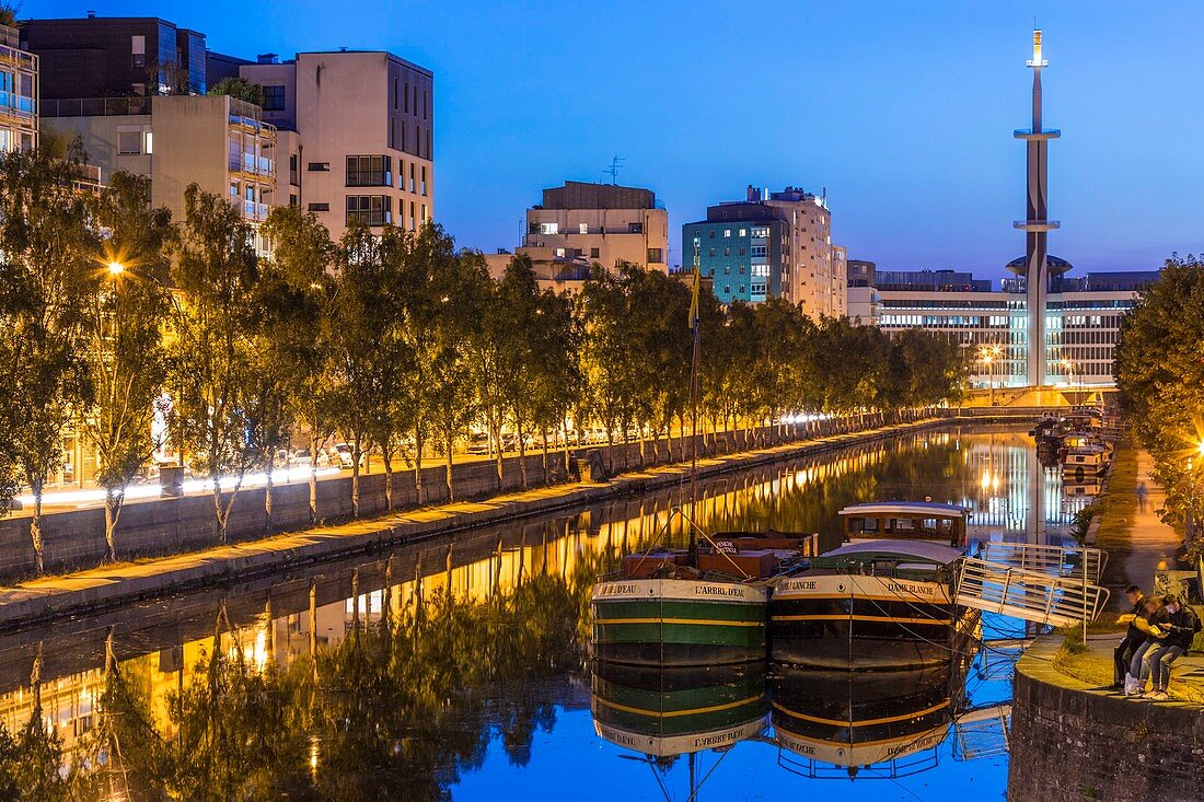 France, Ille et Vilaine, Rennes, Quai Saint Cyr, La Vilaine barge on the bottom with the Newway Mabilais that housed the common center of television and Telecommunications Studies (CCETT) in the 1970s