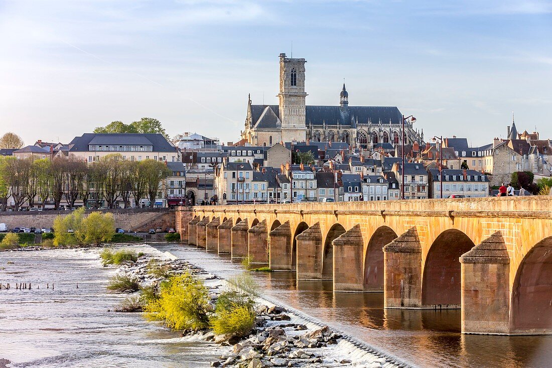 Frankreich, Nievre, Nevers, die Kathedrale von Saint Cyr und Sainte Julitte de Nevers über die Loire