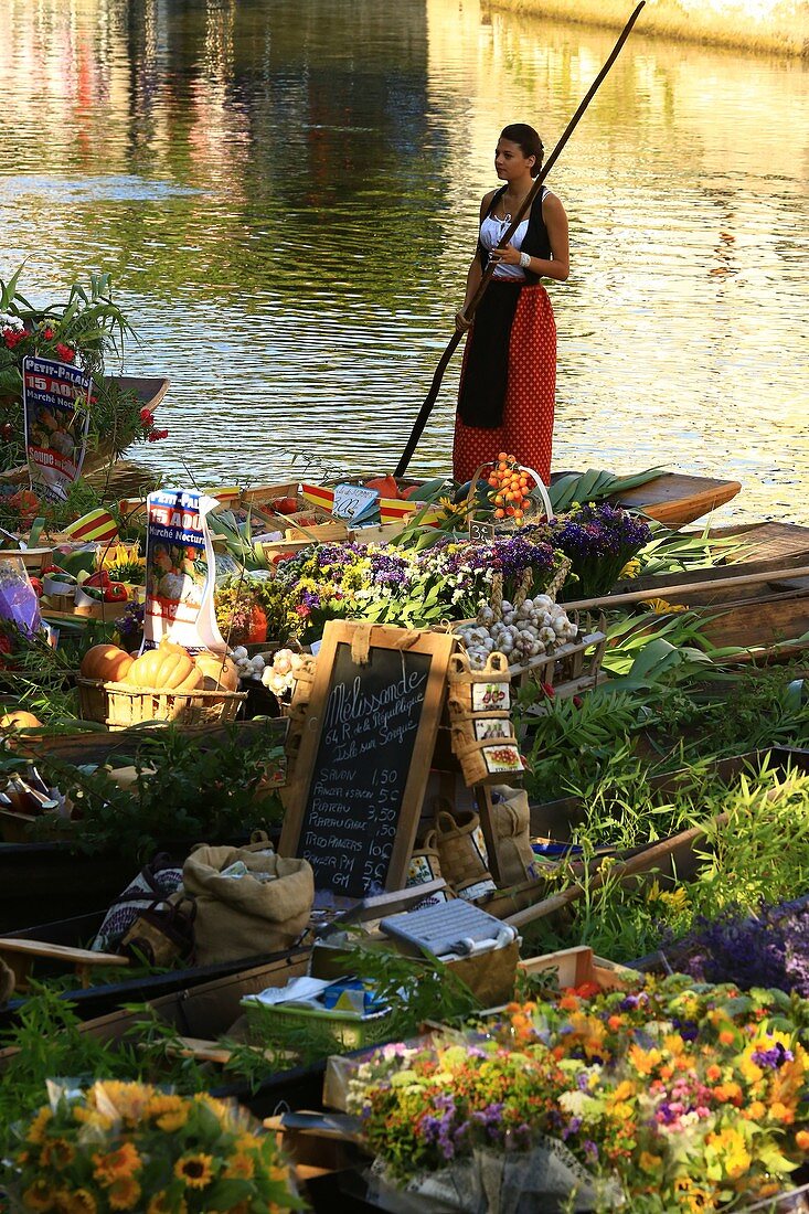 Frankreich, Vaucluse, Isle sur la Sorgue, Quai Jean Jaures, schwimmender Markt am 3. August, Nego Chins sur la Sorgue, der provenzalische Produkte verkauft