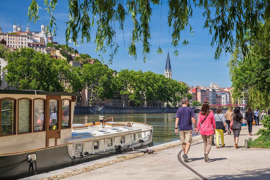 Frankreich, Rhone, Lyon, Kai Marechal Joffre, klassifizierte historische Stätte, UNESCO Weltkulturerbe, die Saone mit Blick auf die Basilika Notre-Dame-de-Fourviere, die Kirche Saint-Georges und die Fußgängerbrücke Saint-Georges