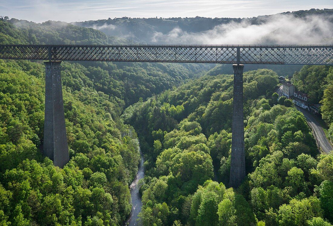 Frankreich, Puy de Dome, Les Ancizes Comps, Viaduc des Fades, Eisenbahnbrücke über die Sioule (Luftaufnahme)