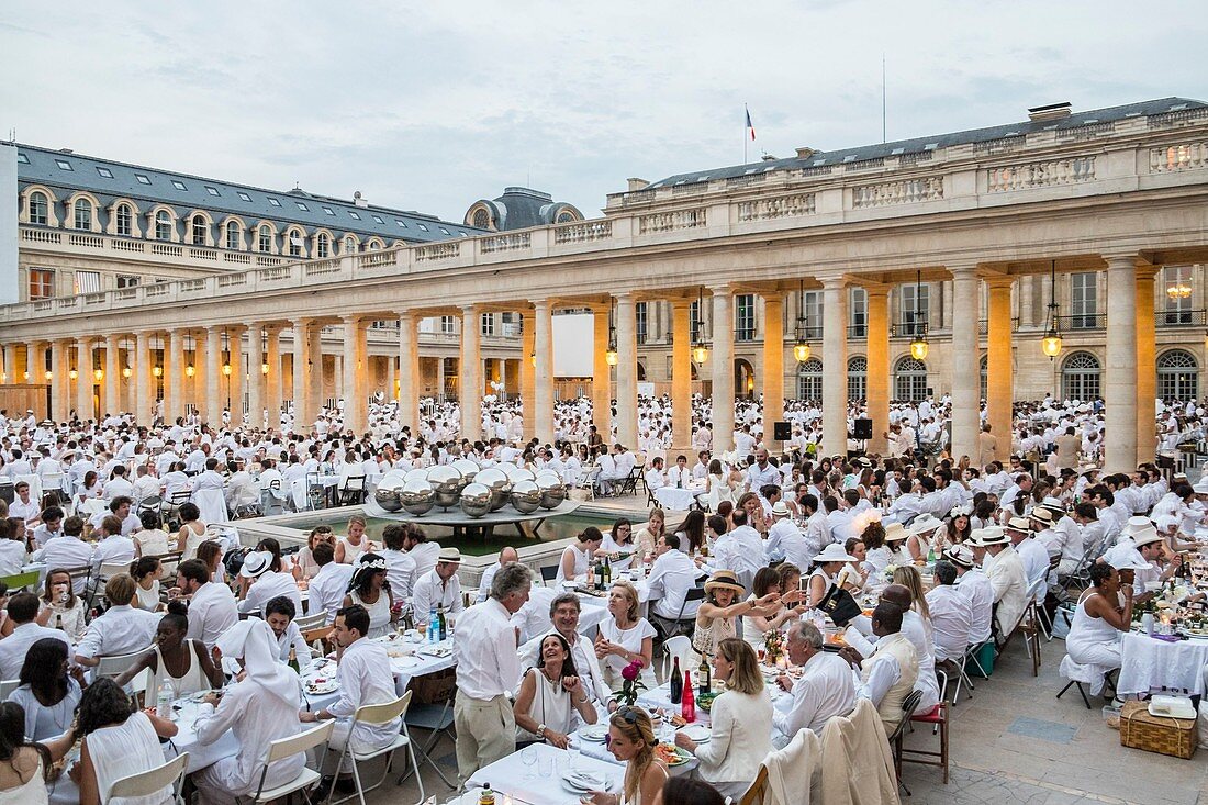 Frankreich, Paris, Palais Royal (Königspalast), das Abendessen in Weiß findet an einem geheimen Ort statt, der im letzten Moment an einem Donnerstag im Juni enthüllt wird
