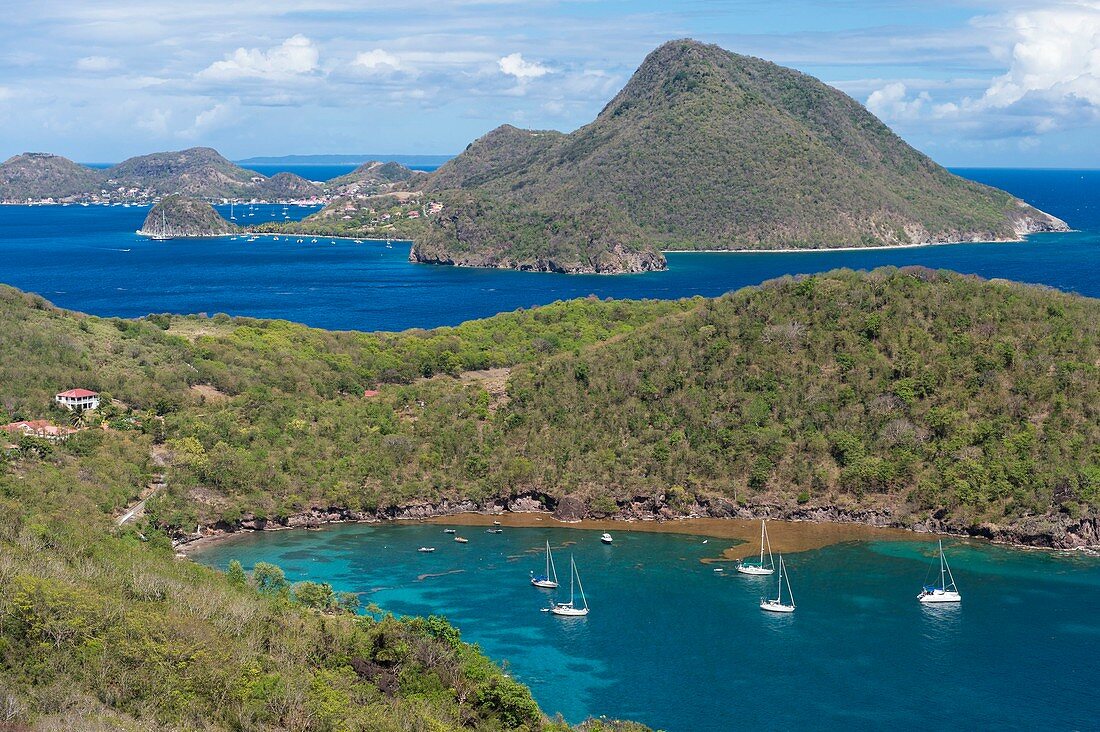 Frankreich, Guadeloupe (Französisch-Westindien), Archipel Les Saintes, Terre de Bas, Panoramablick über Terre-de-Haut und Grande Baie im Vordergrund