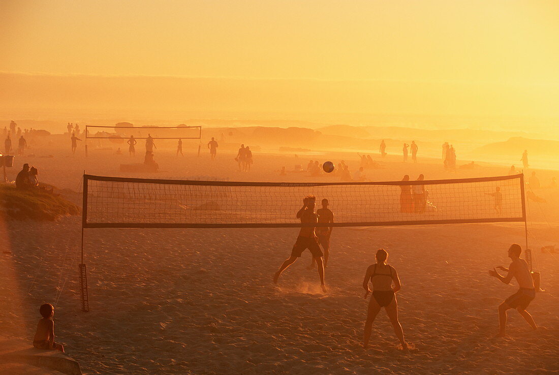 Beachvolleyballspiel, später Nachmittag, Camps Bay, Kapstadt, Südafrika, Afrika