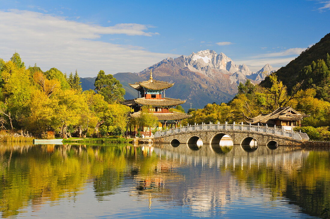 Black Dragon Pond und Yulong-Schneeberg, Lijiang, Provinz Yunnan, China, Asien