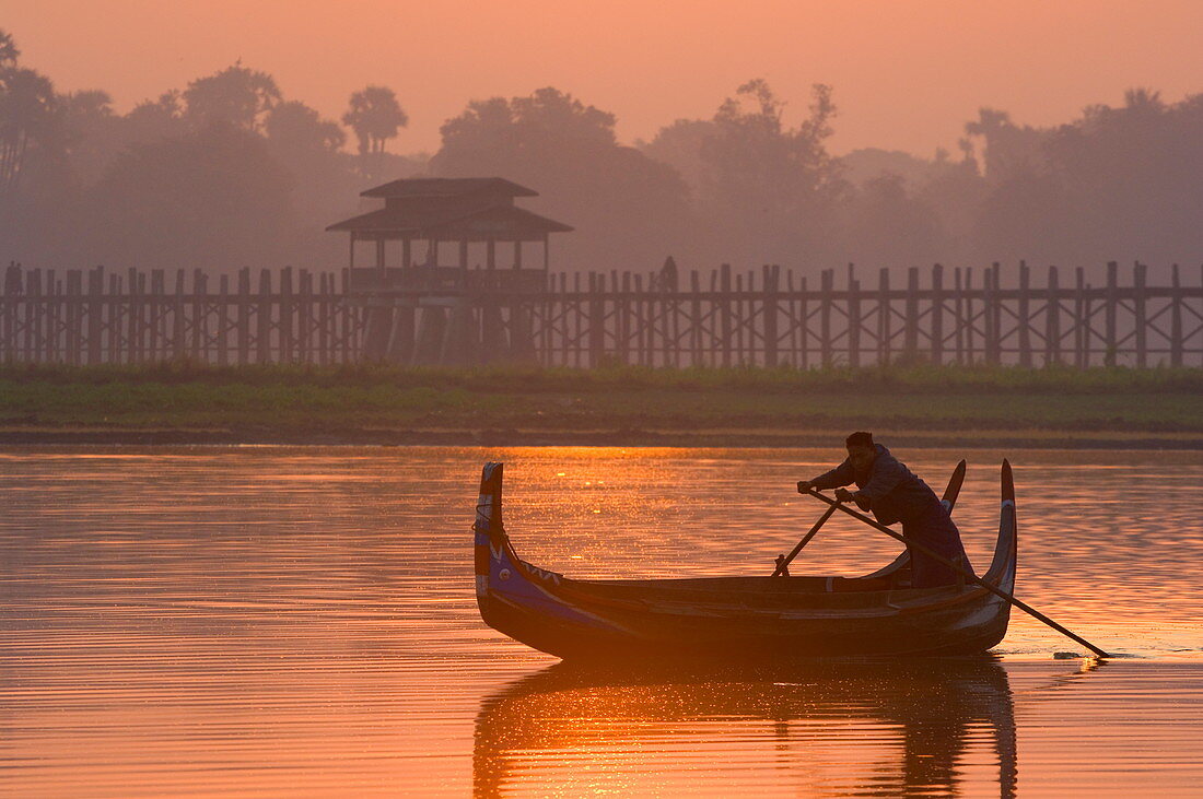 Boot auf dem Thaungthaman-See und der U-Bein-Brücke, 1,2 km lang, die längste Teakholzbrücke der Welt, Amarapura, Myanmar (Burma), Asien