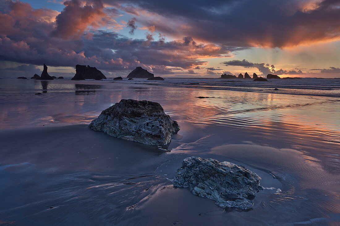 Felsen, Brandungspfeiler und Wolken bei Sonnenuntergang, Bandon Beach, Oregon, Vereinigte Staaten von Amerika, Nordamerika