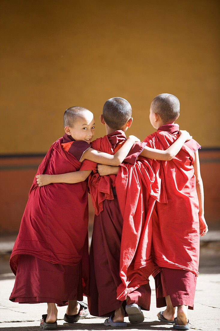 Buddhistische Mönche, Paro Dzong, Paro, Bhutan, Asien