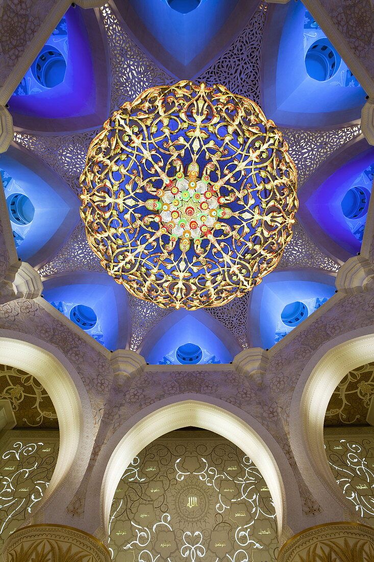 Der größte verzierte Kronleuchter der Welt in der Hauptkuppel der Gebetshalle der Moschee Sheikh Zayed Bin Sultan Al Nahyan, Abu Dhabi, Vereinigte Arabische Emirate, Naher Osten