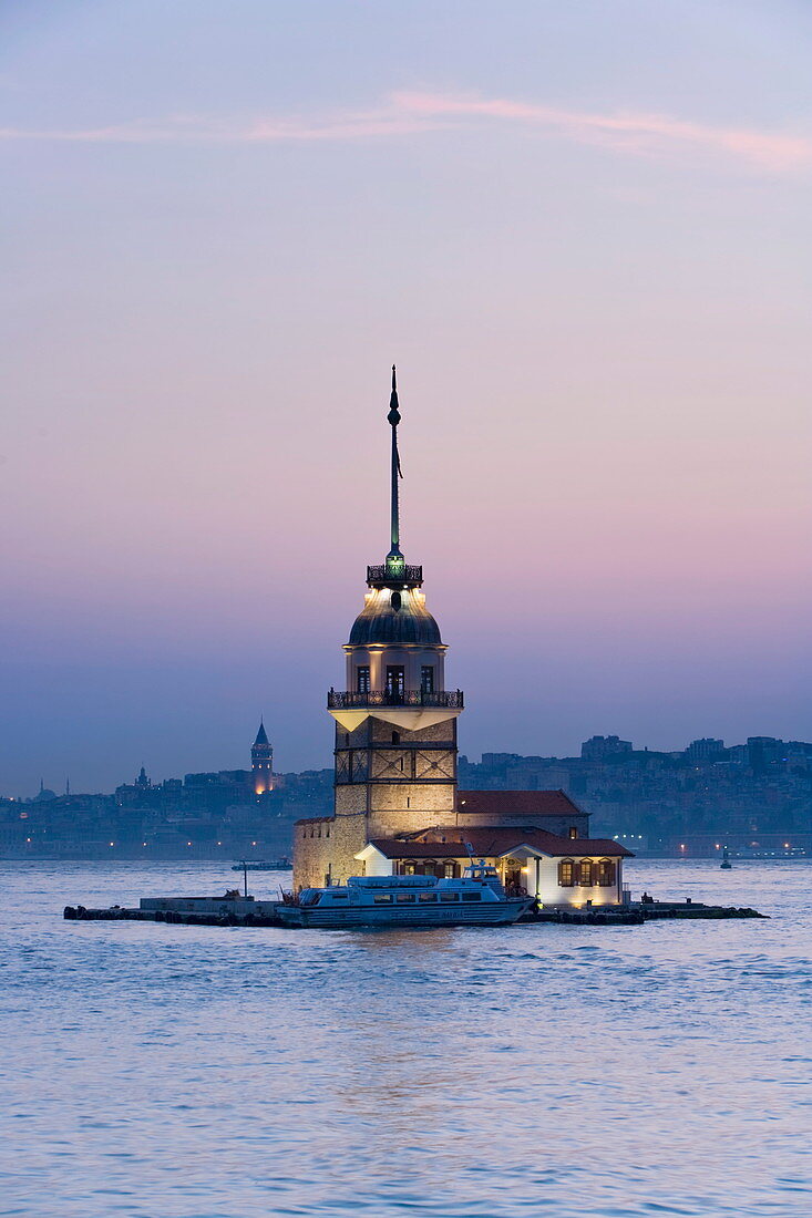 Kizkulesi (Maiden's Tower), the Bosphorus, Istanbul, Turkey, Europe