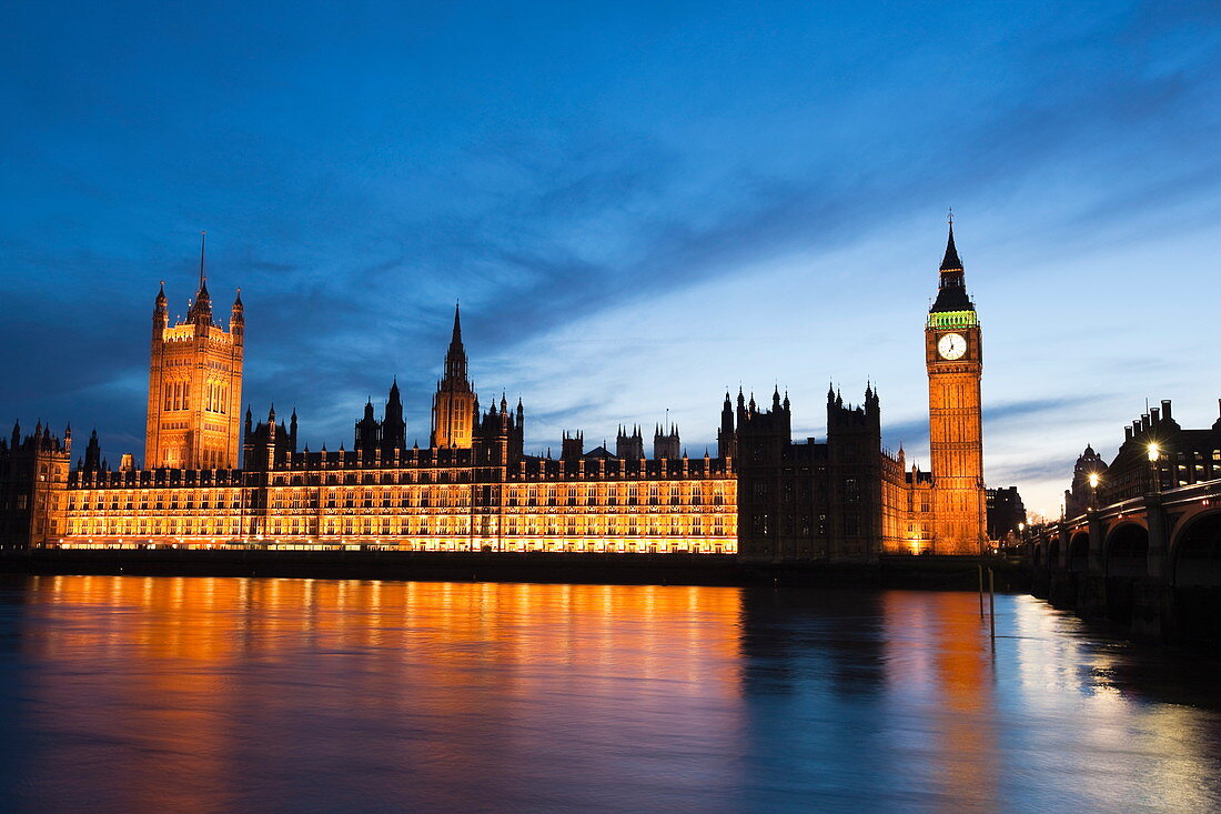 Die Houses of Parliament, Big Ben und Westminster Bridge in der Abenddämmerung, UNESCO-Weltkulturerbe, Westminster, London, England, Vereinigtes Königreich, Europa