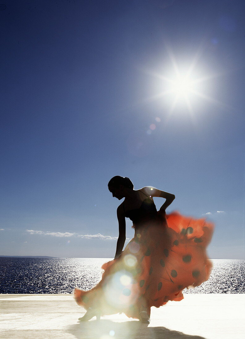 Flamenco tanzen am Meer in vollem Sonnenlicht, Ibiza, Spanien, Europa