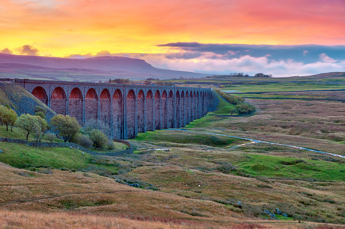 Pen-y-ghent and Ribblehead Viaduct on Settle to Carlisle Railway, Yorkshire Dales National Park, North Yorkshire, England, UK 