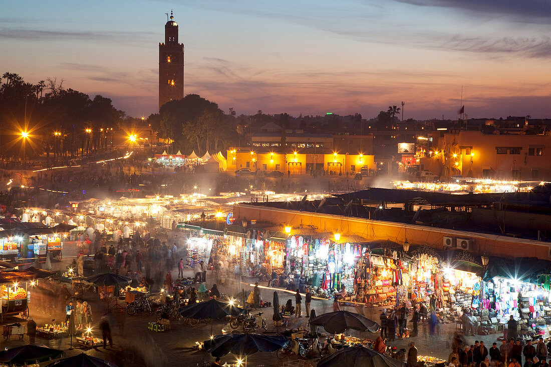 Blick über den Marktplatz in der Abenddämmerung, Place Jemaa El Fna, Marrakesch, Marokko, Nordafrika, Afrika