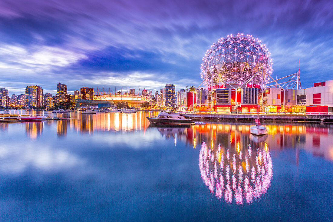Blick auf False Creek und die Skyline von Vancouver, einschließlich World of Science Dome, Vancouver, British Columbia, Kanada, Nordamerika