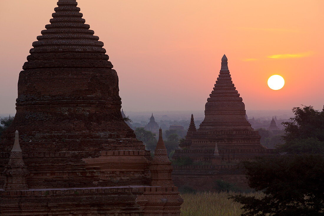 Sonnenaufgang über den Bagan-Tempeln aus dem 11. und 13. Jahrhundert, Bagan (heidnisch), Zentral-Myanmar, Myanmar (Burma), Asien