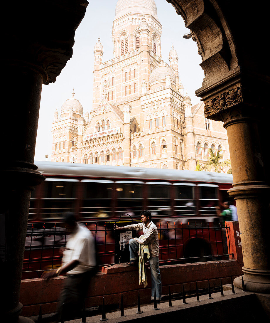 Blick durch den Bogen des Mumbai Municipal Corporation Building, Mumbai (Bombay), Indien, Südasien