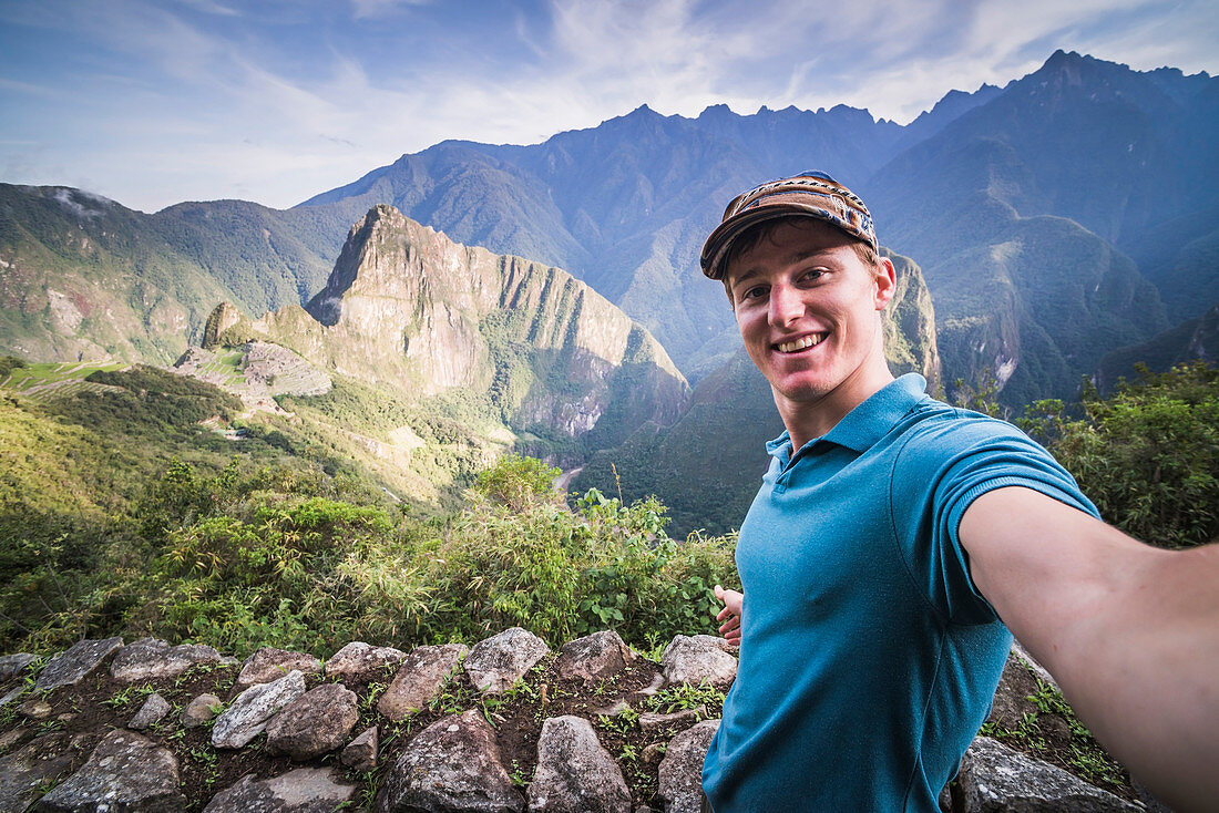 Touristen erkunden die Machu Picchu Inca Ruinen, Cusco Region, Peru, Südamerika