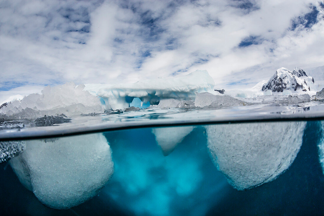 Blick über und unter Wasser auf Danco Island, Errera Channel, Antarktis, Polarregionen