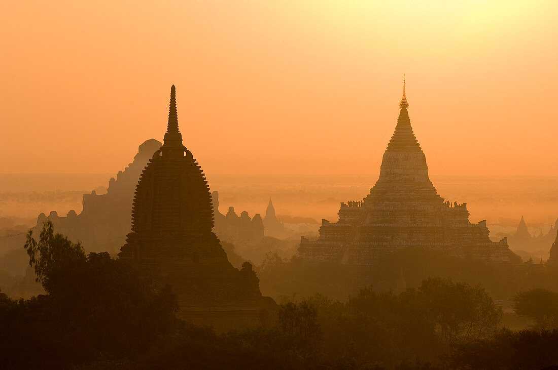 Tempel und Pagoden bei Sonnenaufgang, Bagan (Pagan), Myanmar (Burma), Asien