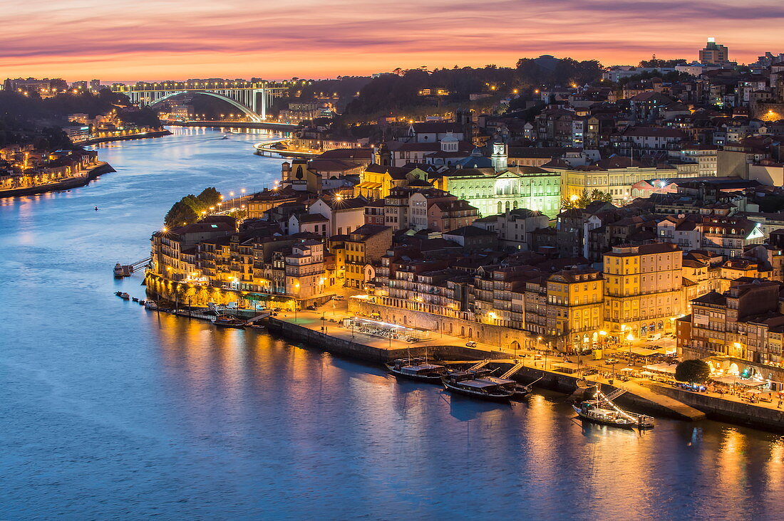 Douro Fluss und Ribeira bei Sonnenuntergang, UNESCO-Weltkulturerbe, Porto, Portugal, Europa