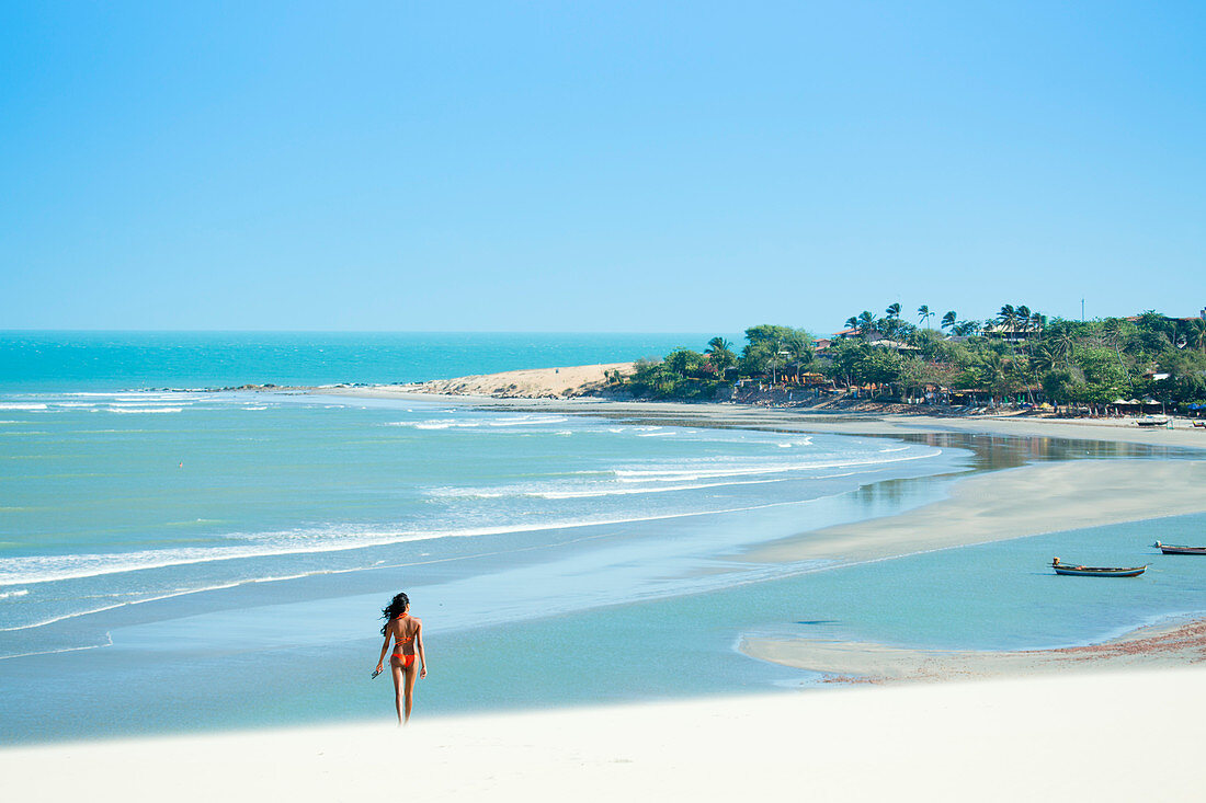 Eine junge Frau entlang des Strandes in Jericoacoara, Ceara, Brasilien, Südamerika