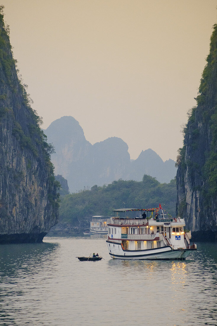 Boote auf Halong Bay, UNESCO-Weltkulturerbe, Vietnam, Indochina, Südostasien, Asien