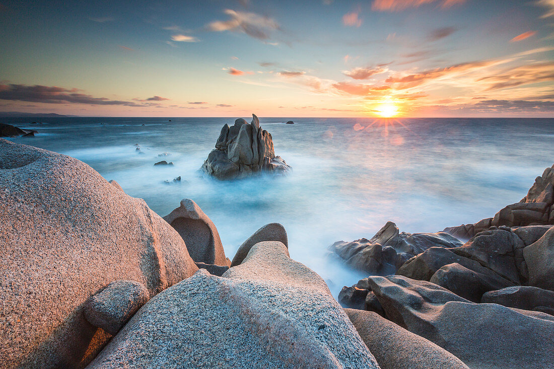 Sonnenuntergang auf blauem Meer umrahmt von Klippen, Capo Testa, Santa Teresa di Gallura, Provinz Sassari, Sardinien, Italien, Mittelmeer, Europa