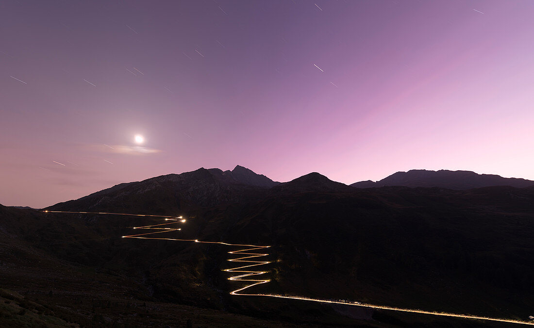 Spuren von Autolichtern in der Dämmerung, Spluga Pass, Chiavenna Valley, Schweiz, Europa