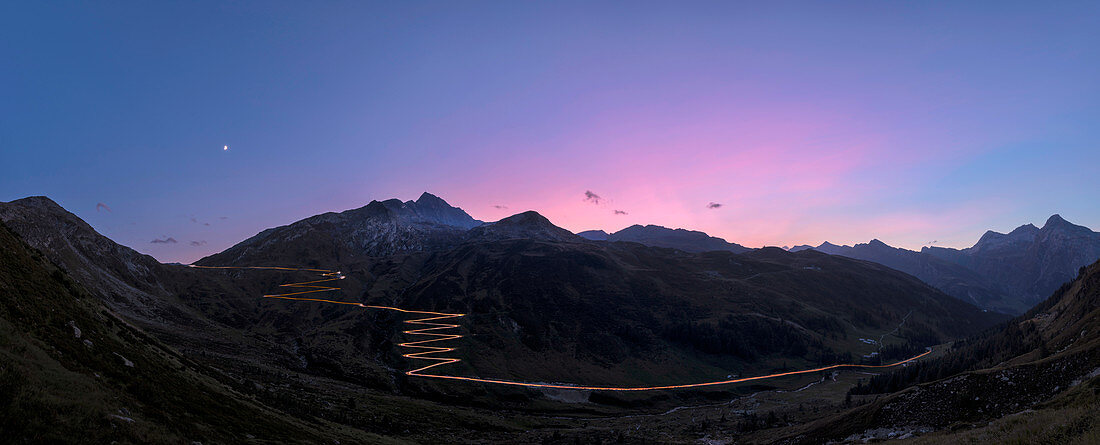 Spuren von Autolichtern bei Sonnenuntergang, Spluga Pass, Chiavenna Valley, Schweiz, Europa