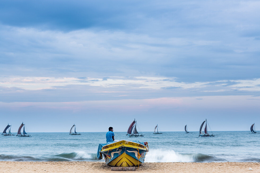 Fischerboote auf dem Rückweg zum Hafen, Negombo, Sri Lanka, Asien