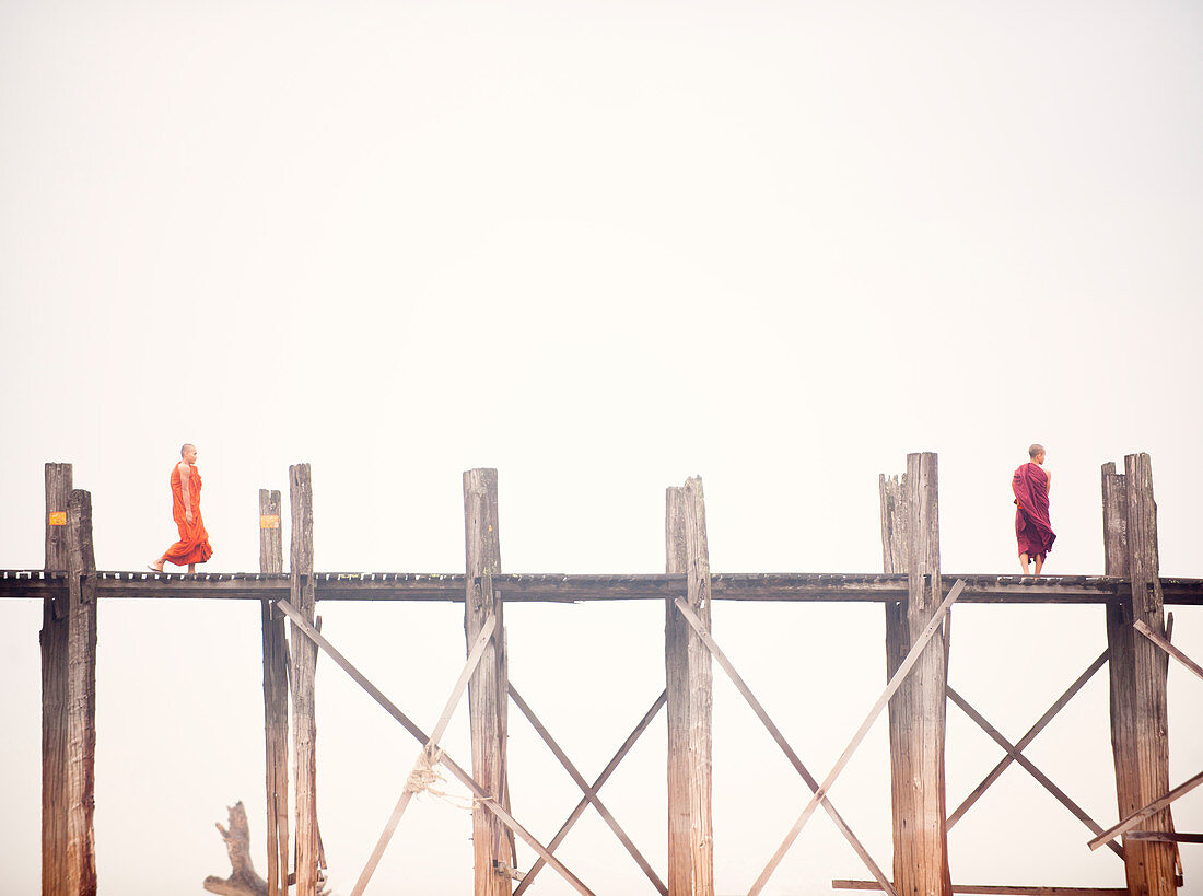 Mönch auf der U-Bein-Brücke, Taungthaman-See, Amarapura bei Mandalay, Myanmar (Burma), Asien
