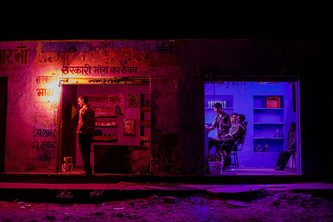 Friseurladen in der Nacht, Pushkar Camel Fair, Pushkar, Rajasthan, Indien, Asien