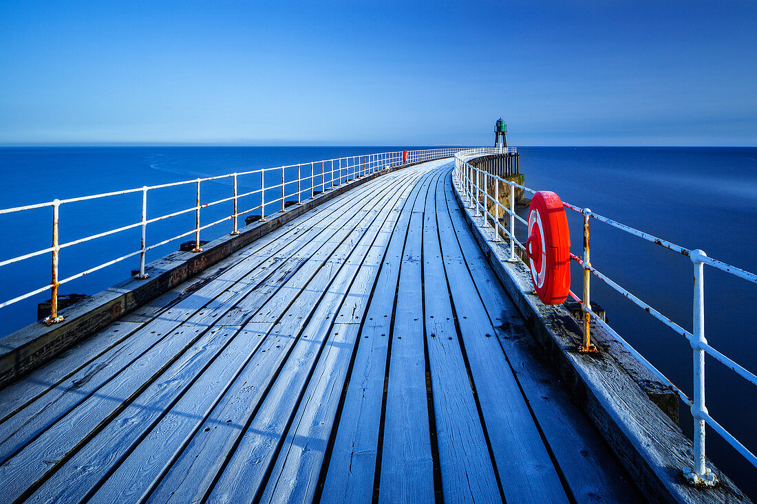Frost an einem kalten Wintermorgen auf dem hölzernen Whitby Pier, Whitby, North Yorkshire, Yorkshire, England, Vereinigtes Königreich, Europa